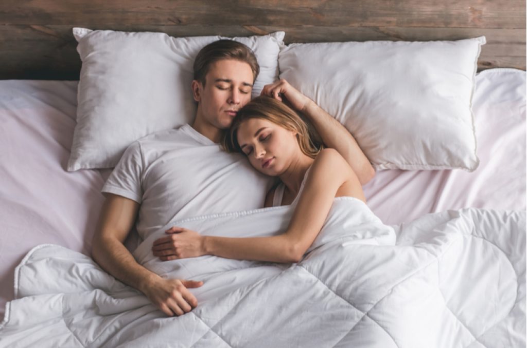 Kiểu ôm khi ngủ nói gì về tình trạng mối quan hệ của bạn? marry