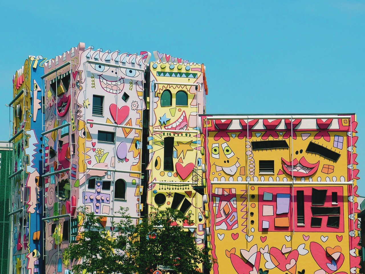 khu phố rực rỡ Happy Rizzi Haus