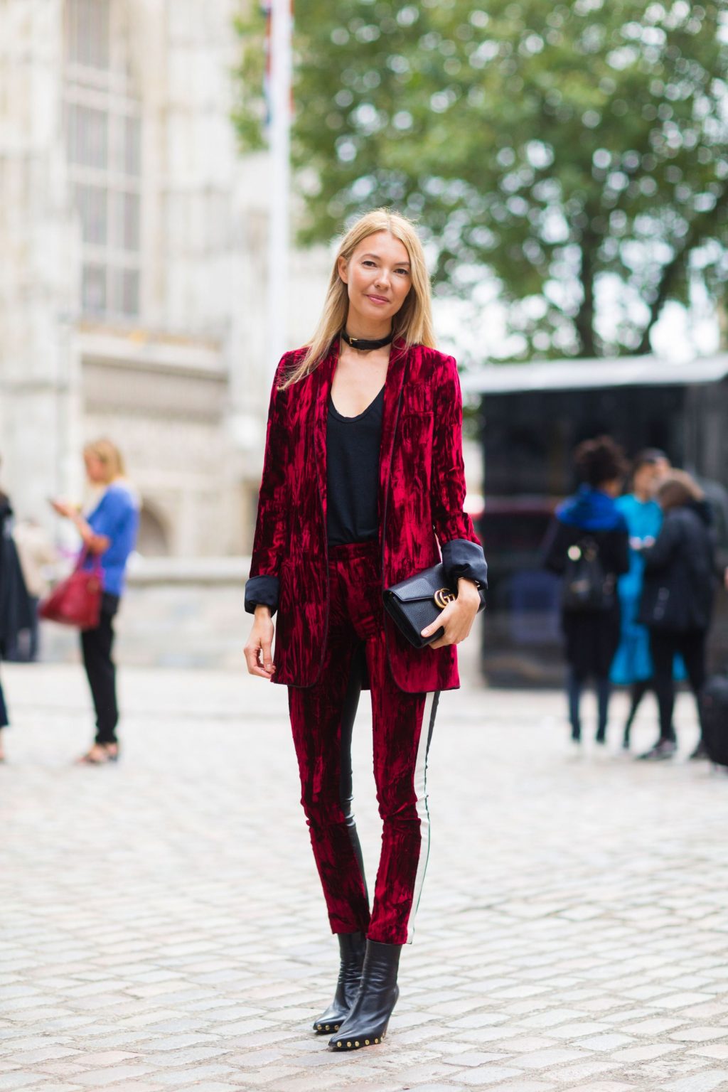 trang phục dự tiệc đỏ burgundy cho mùa lễ hội 30