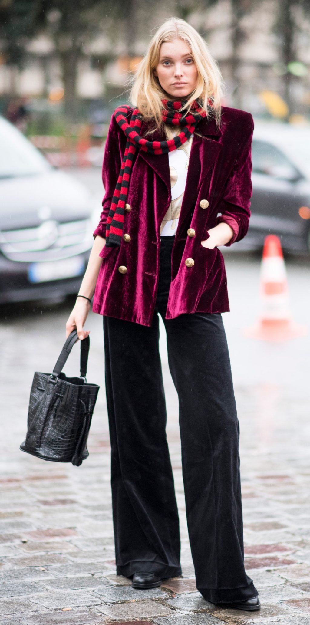 trang phục dự tiệc đỏ burgundy cho mùa lễ hội 31