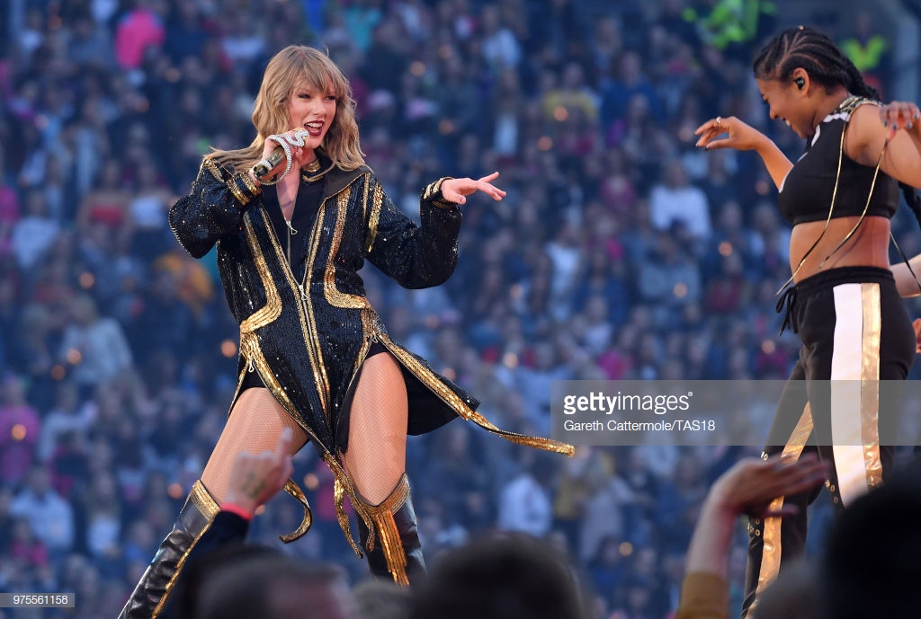 phong cách thời trang Taylor Swift trong tour diễn 8