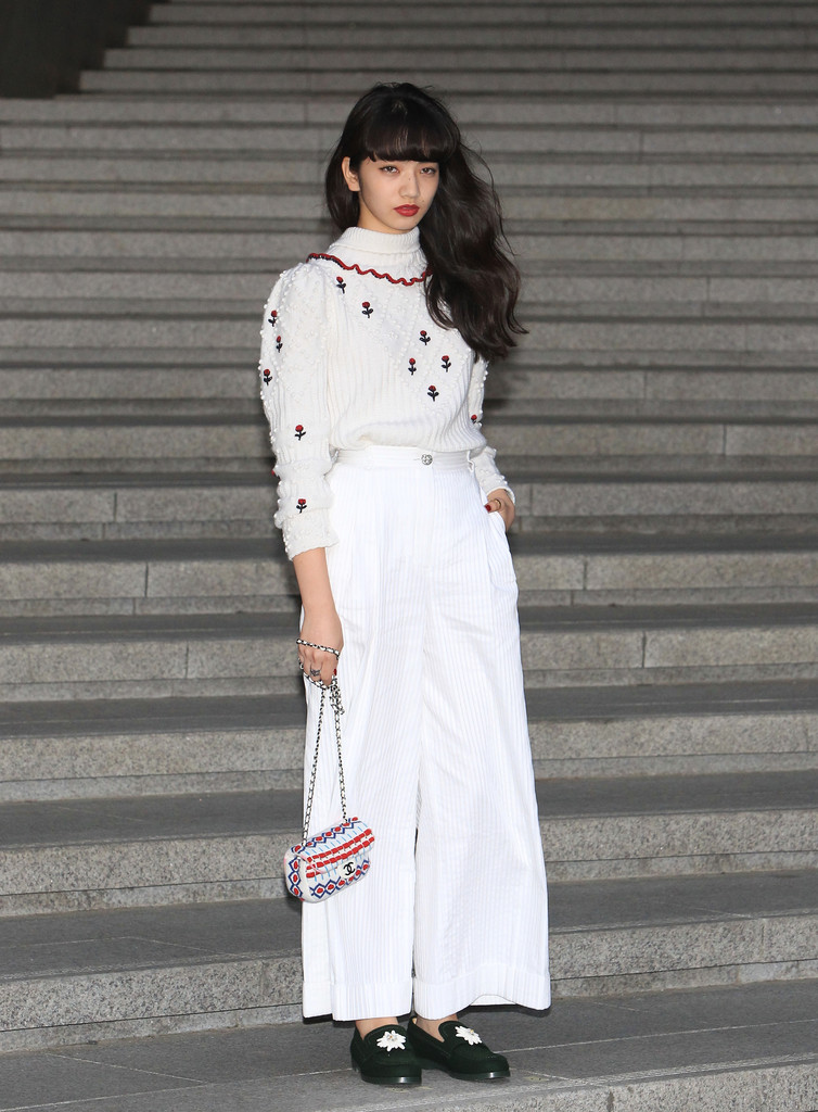 Nana Komatsu with Caroline de Maigret at the 202223 Métiers dart CHANEL   DAKAR show  YouTube