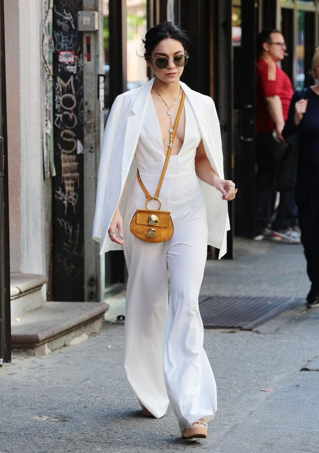 phối đồ đẹp white-on-white jumpsuit và áo khoác