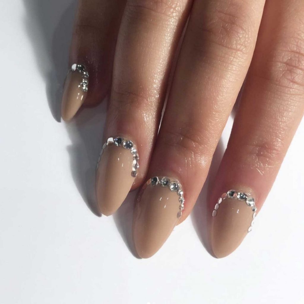 mẫu vẽ móng tay cuối năm - nude crystal