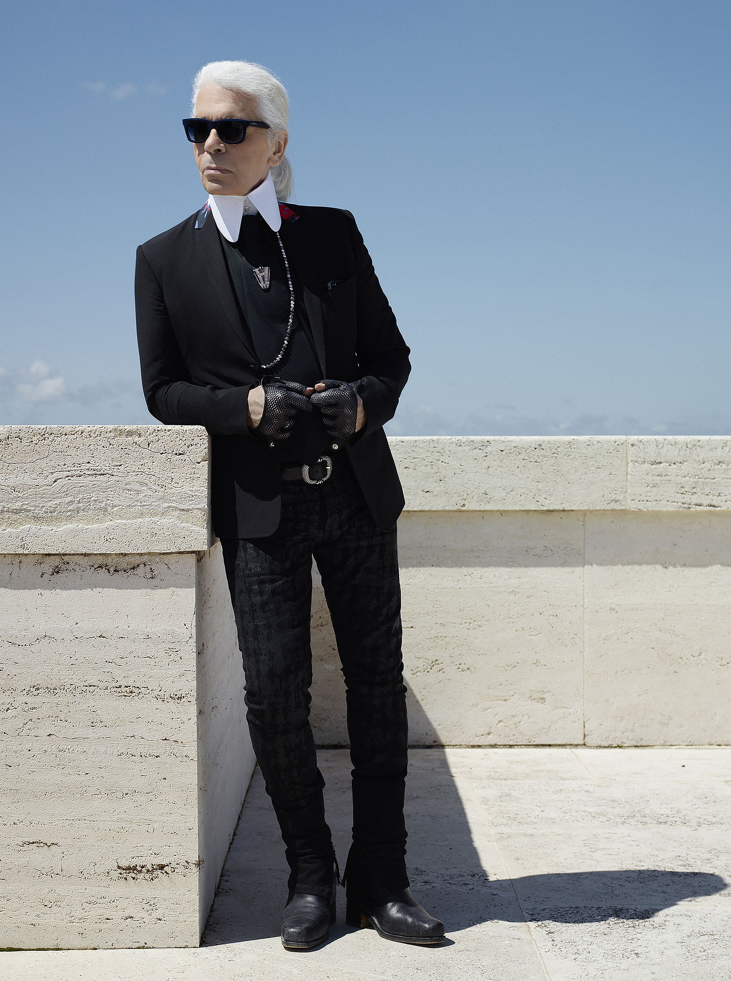 Gia tài sách đồ sộ của NTK Karl Lagerfeld 2