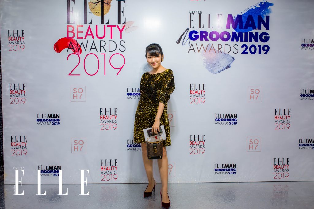 Beauty blogger Yumi Dương khoe dáng tại thảm đỏ ELLE Beauty Awards 2019.