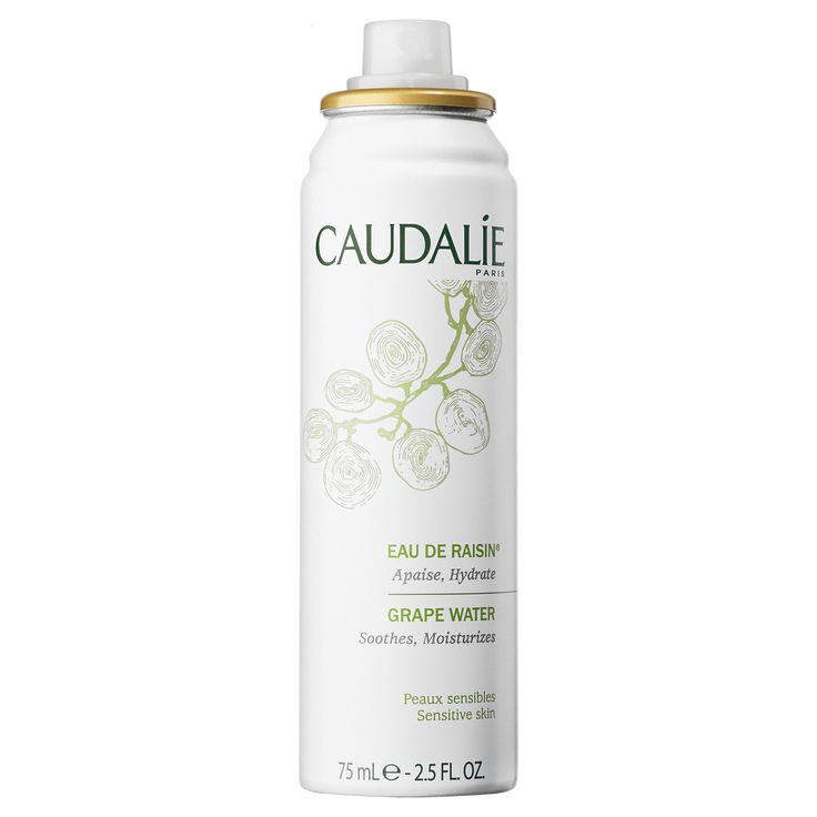 Xịt khoáng Eau de Rasin của Caudalie Paris chứa chiết xuất từ quả nho trong thành phần - một trong những sản phẩm Hydrosol tiêu biểu trong chăm sóc da hàng ngày.