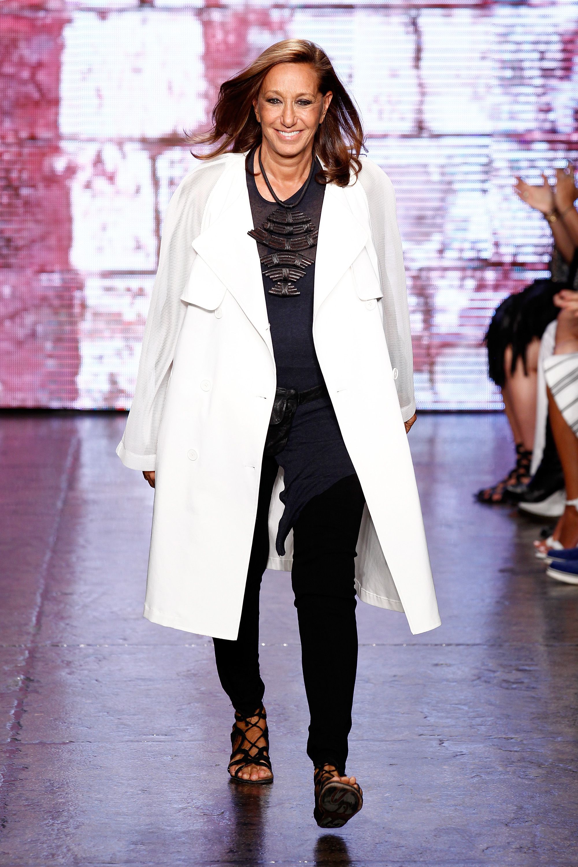 NTK Donna Karan mặc trench coat trắng, quần skinny đen và sandal