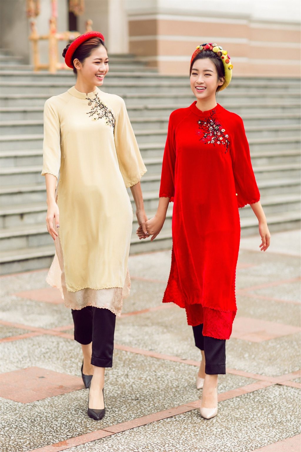 Ý nghĩa mỗi loài hoa trên tà áo dài Tết của phụ nữ Việt