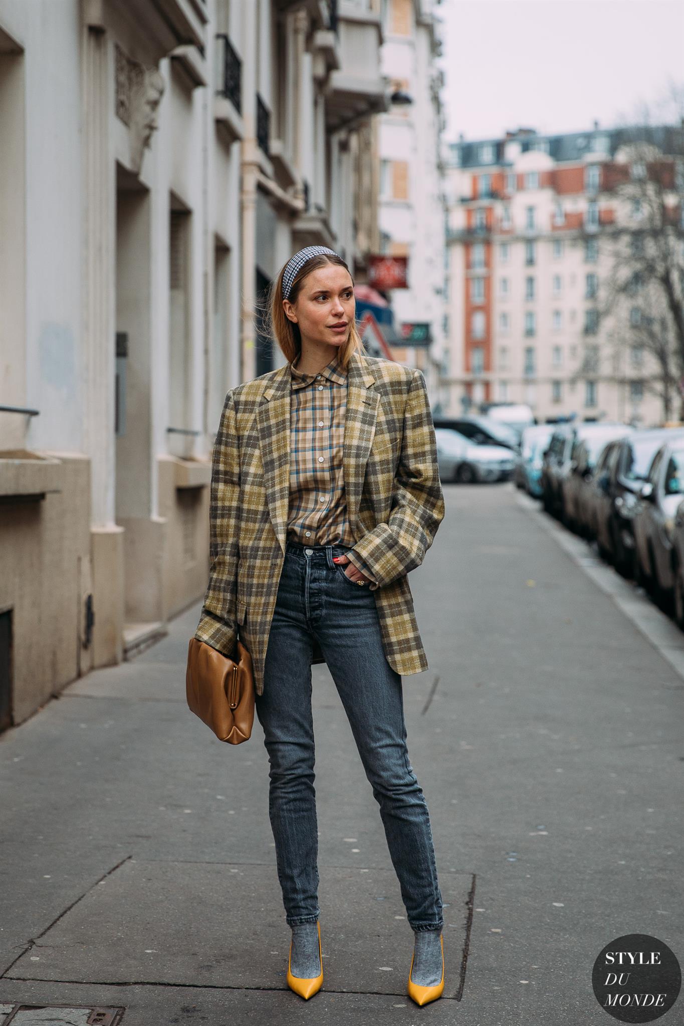 fashionista diện áo sơmi kẻ ô, blazer kẻ ô, quần jeans cạp cao và băng đô kẻ ô màu đen trắng