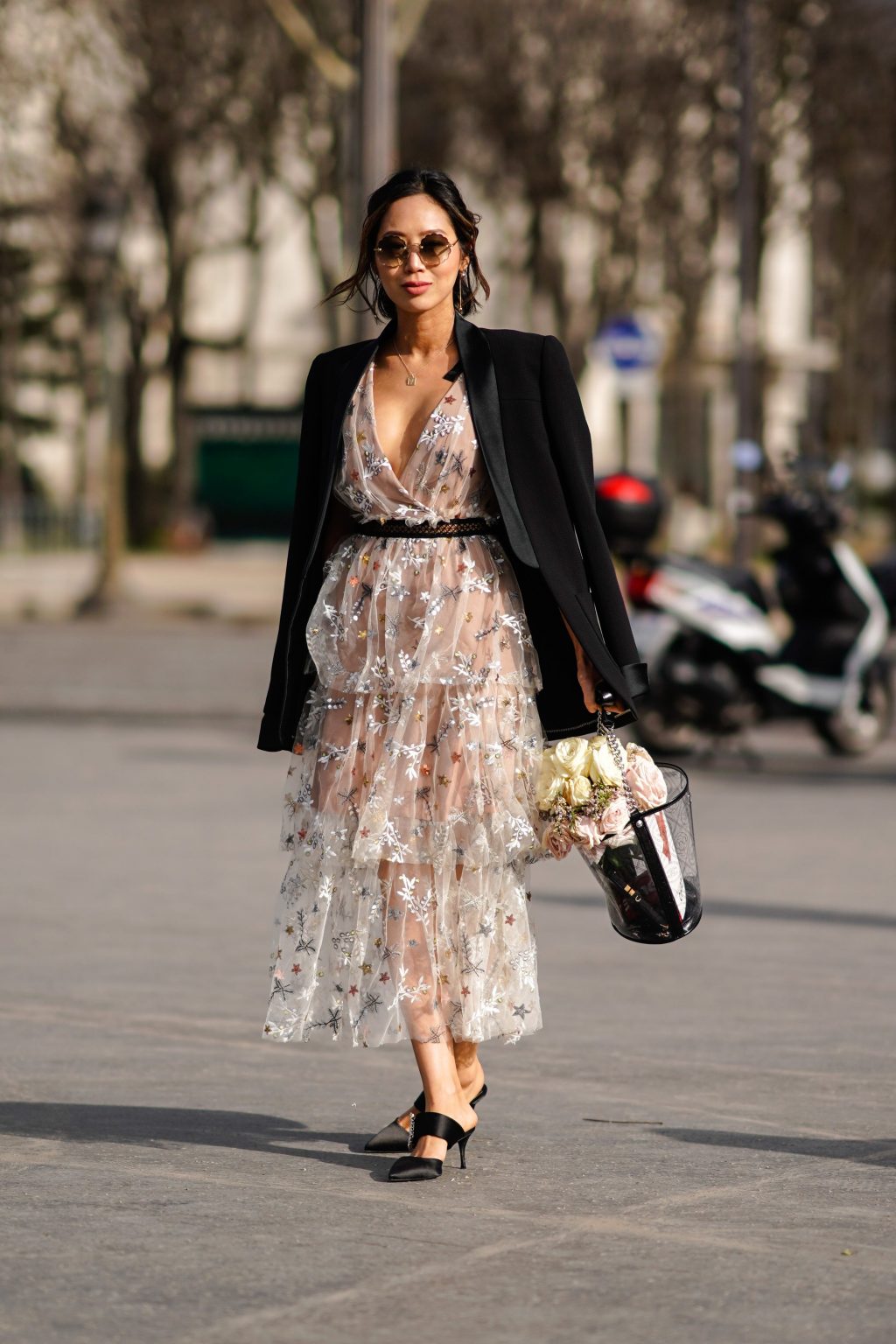 thời trang vintage đầm hoa và áo vest dạo phố