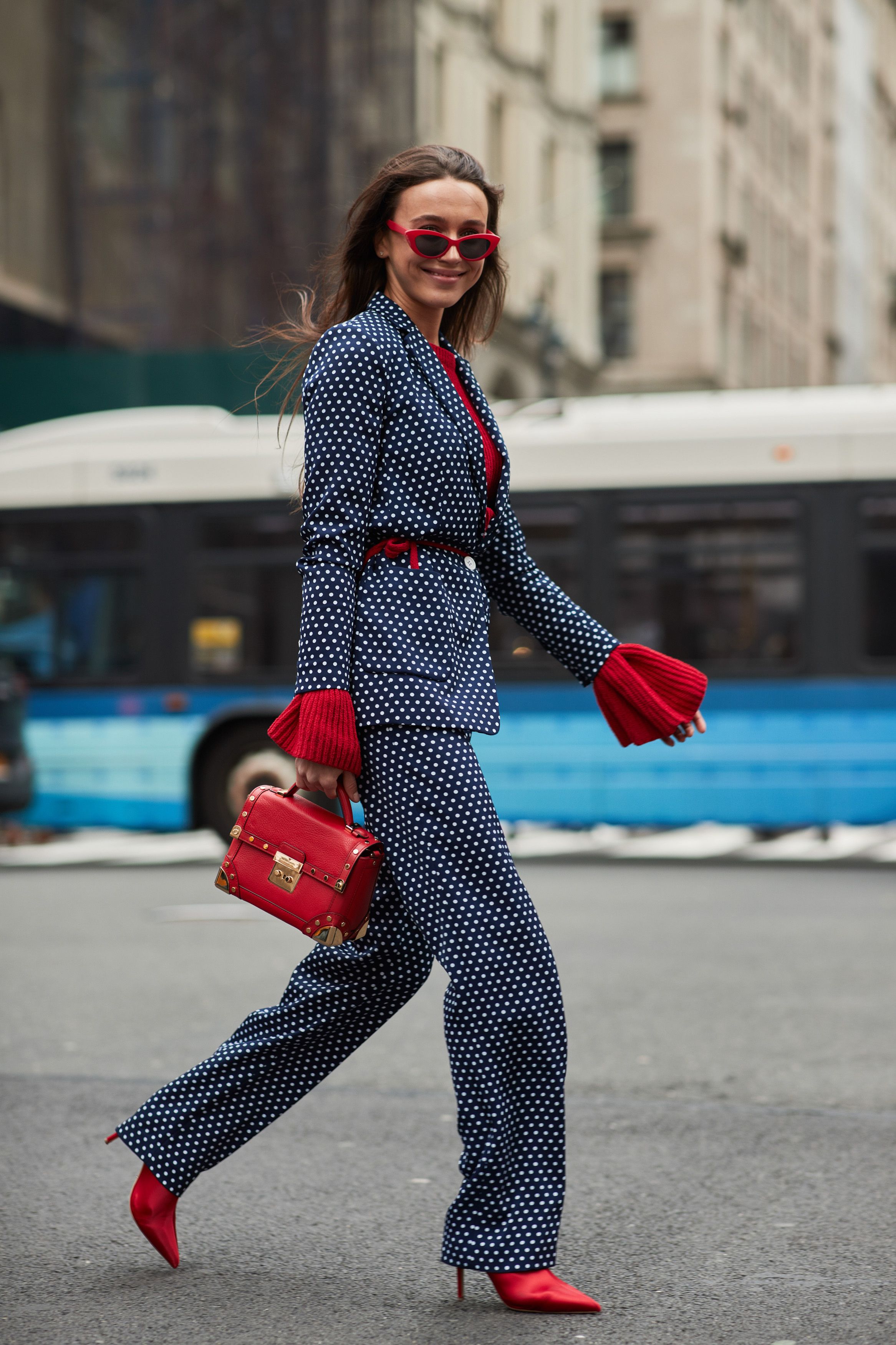 bộ suit chấm bi màu xanh navy và áo tay loe màu đỏ