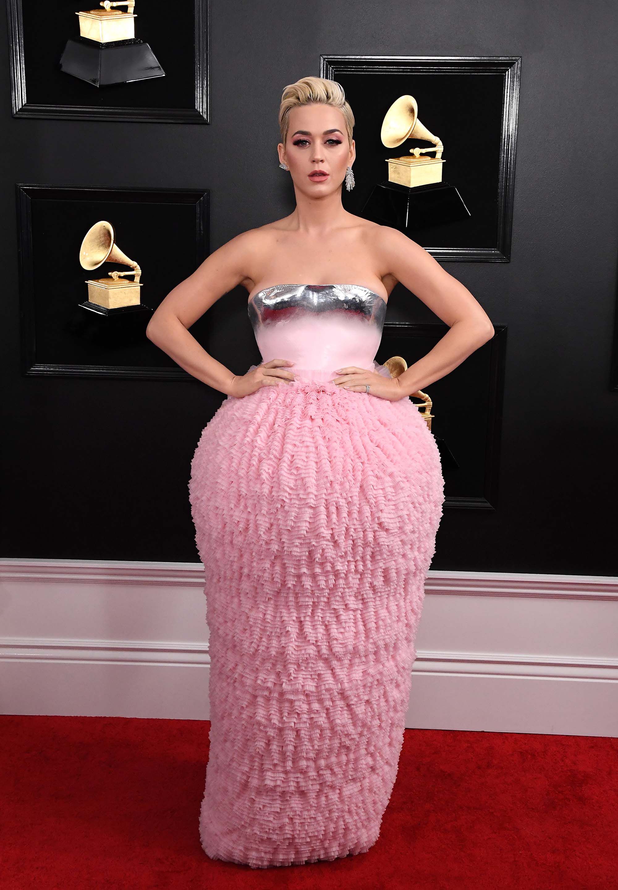những bộ cánh gây tranh cãi nhất thảm đỏ Grammy 2019