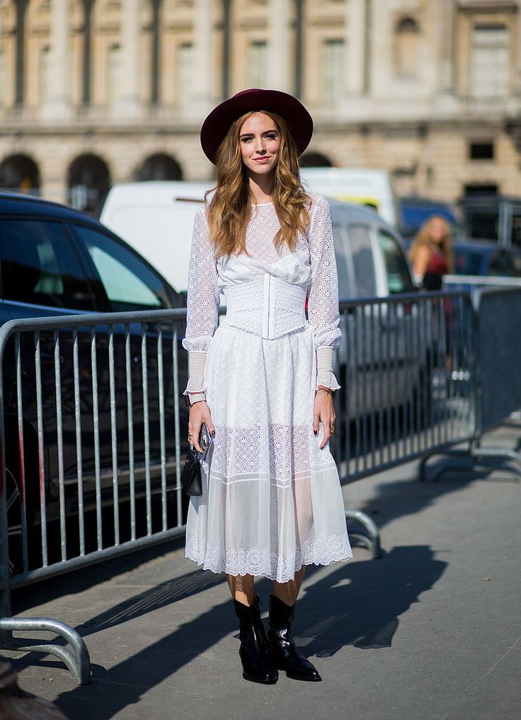 Chiara Ferragni diện váy trắng xuyên thấu và mũ fedora đen