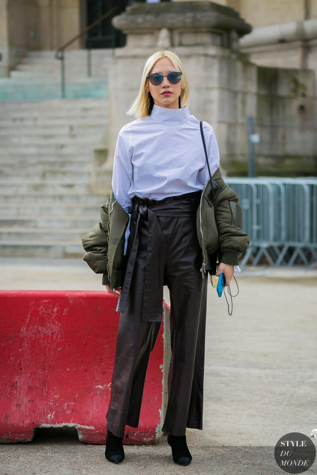 cô gái mặc áo khoác xanh quân đội và áo blouse