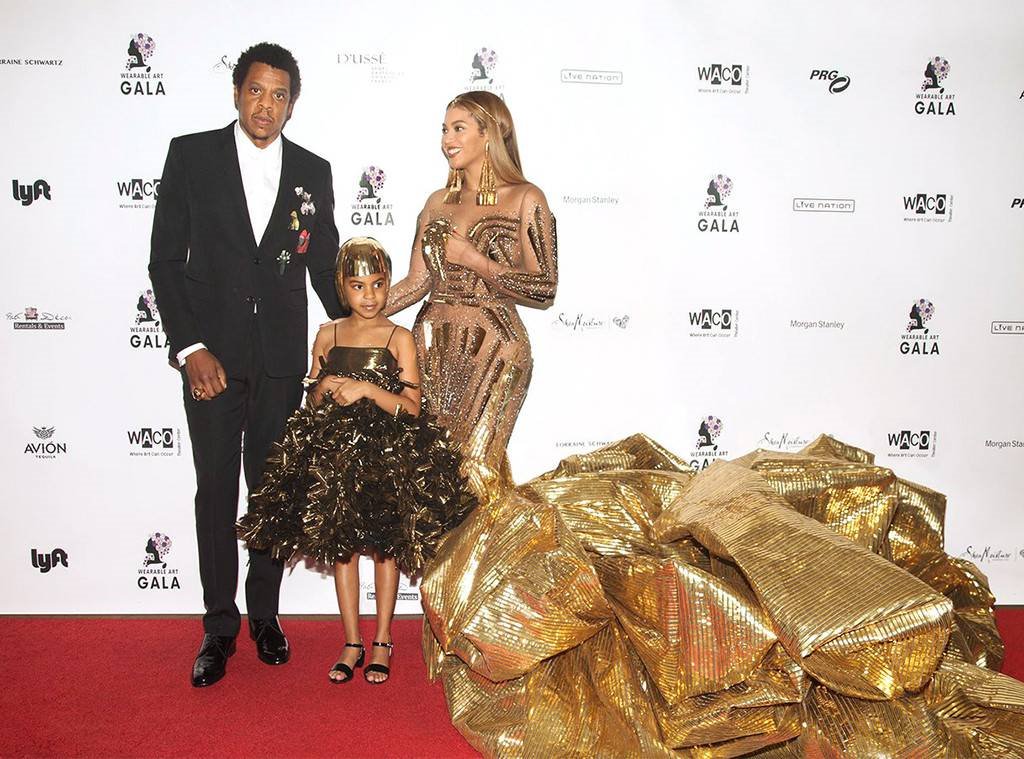 Blue Ivy Carter diện đầm trên thảm đỏ cùng bố mẹ