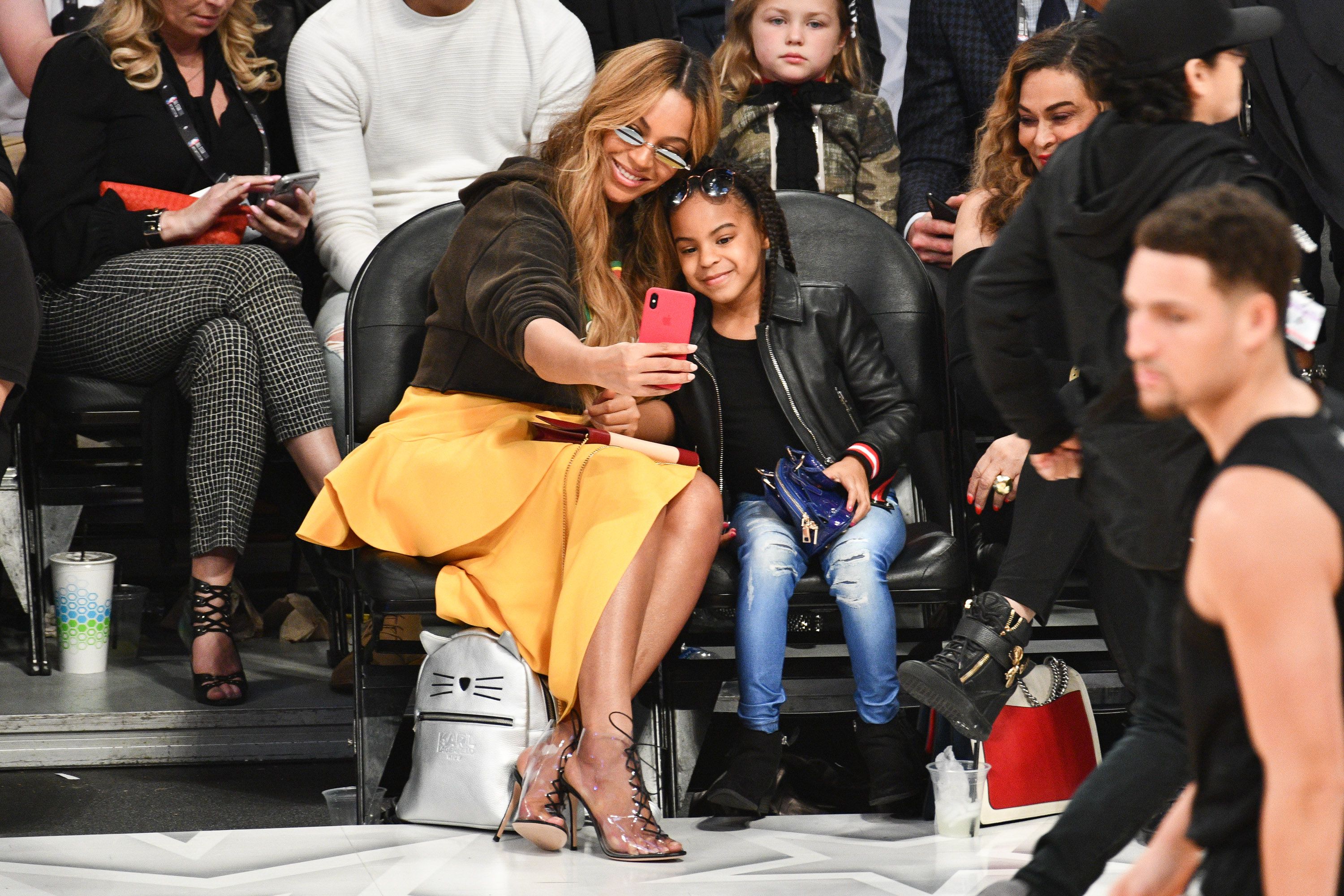 Blue Ivy Carter diện quần jeans và áo khoác da 