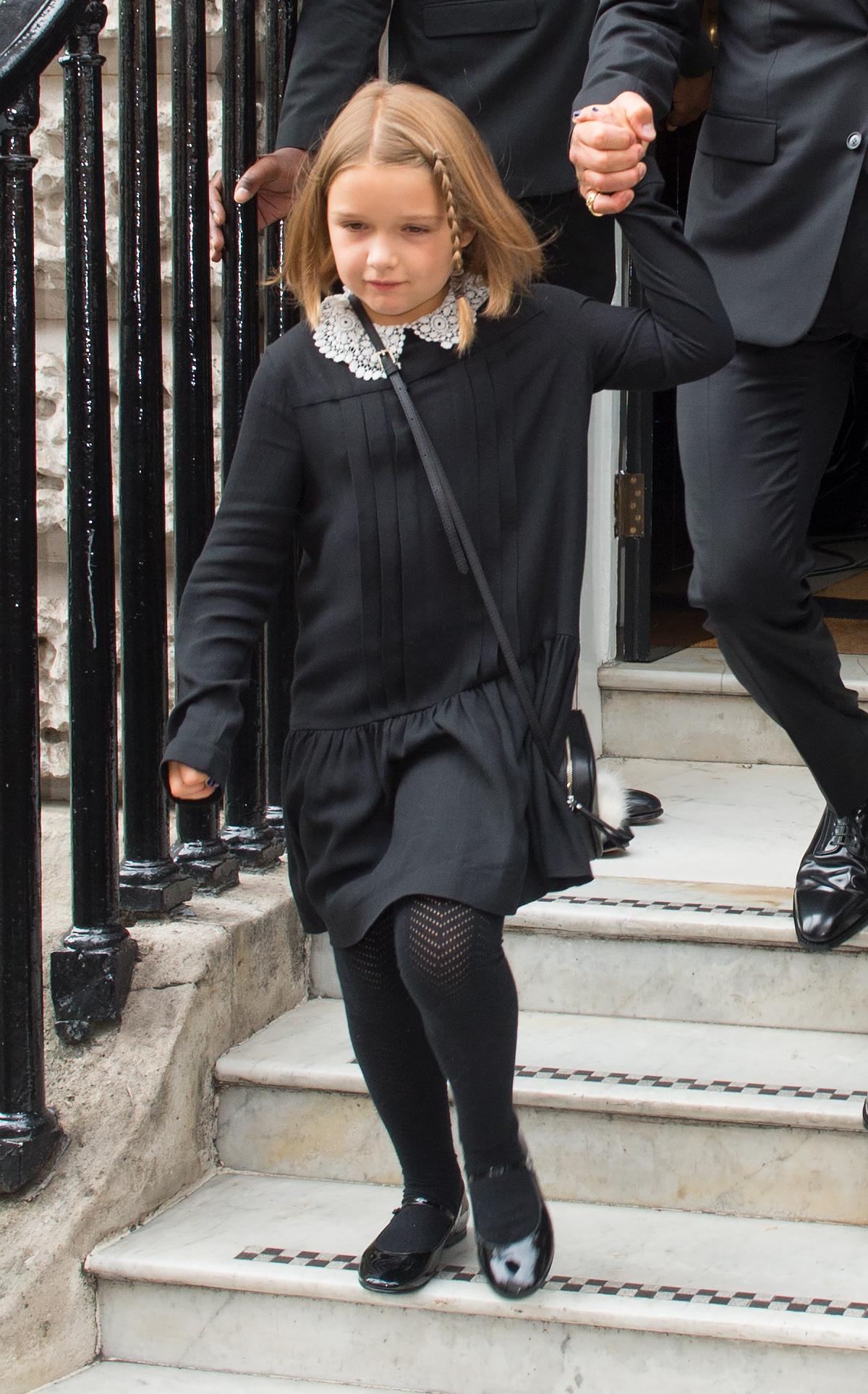 harper beckham diện đầm màu đen 