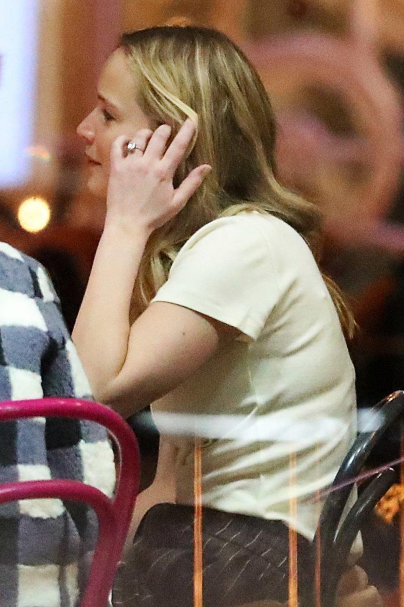 Lộ diện chiếc nhẫn đính hôn “khủng” của nữ diễn viên Jennifer Lawrence 