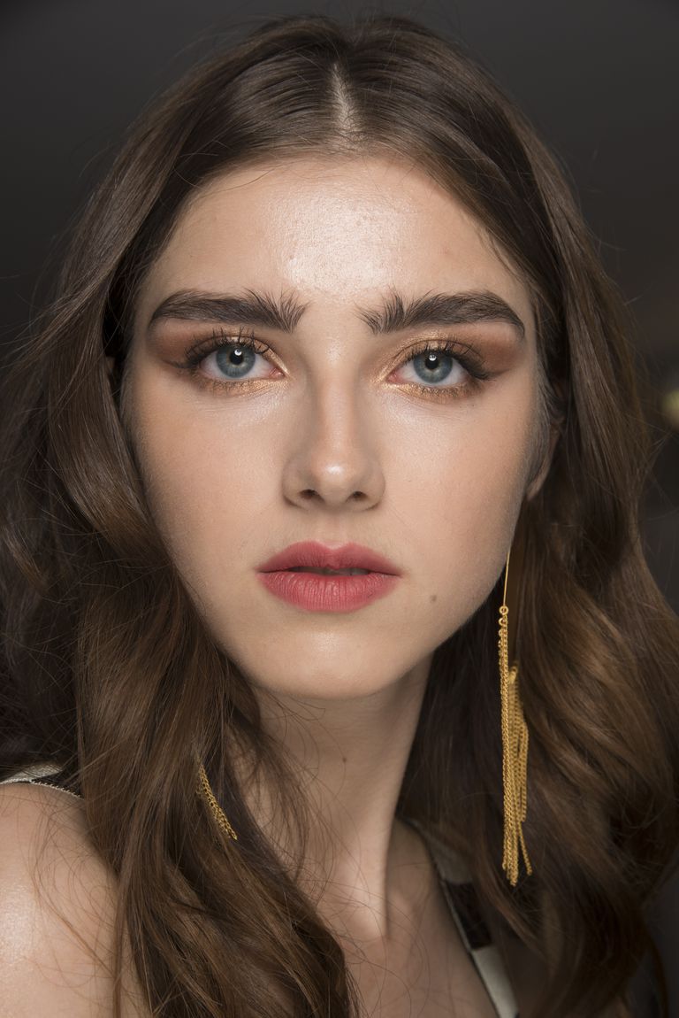 Bí quyết giúp gương mặt lôi cuốn một cách sang trọng từ cách trang điểm mắt Golden eye từ thương hiệu Temperley London (Xuân - Hè 2019).