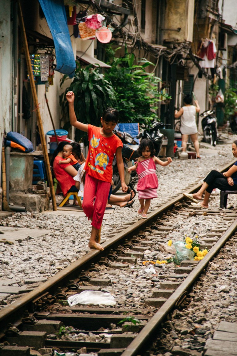 Bộ ảnh: cuộc sống người Hà Nội đôi bên đường ray tàu lửa qua lăng kính nước ngoài