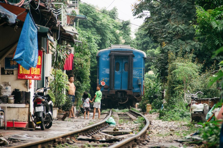 Bộ ảnh: cuộc sống người Hà Nội đôi bên đường ray tàu lửa qua lăng kính nước ngoài