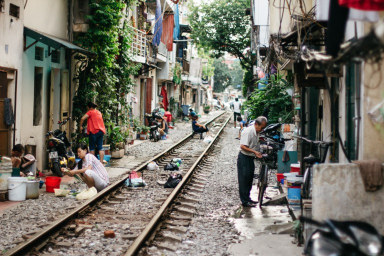 Bộ ảnh: cuộc sống người Hà Nội đôi bên đường ray tàu lửa qua lăng kính nước ngoài