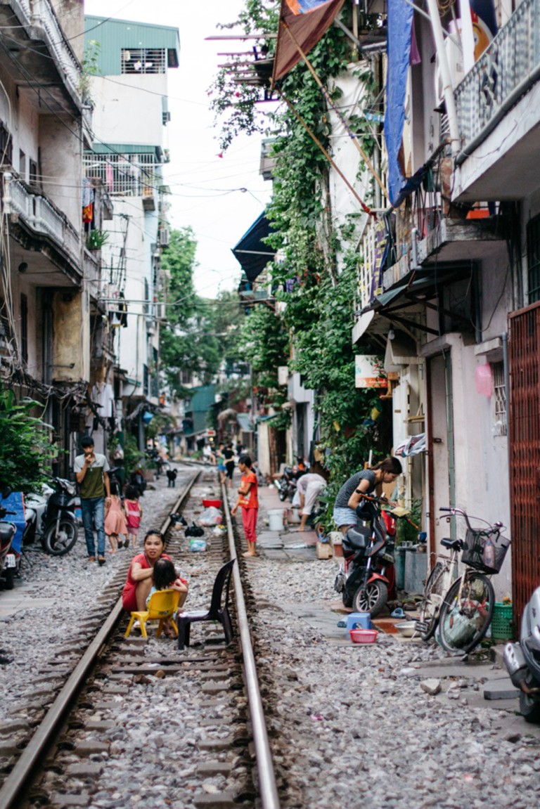 Bộ ảnh: cuộc sống người Hà Nội đôi bên đường ray tàu lửa qua lăng kính nước ngoài