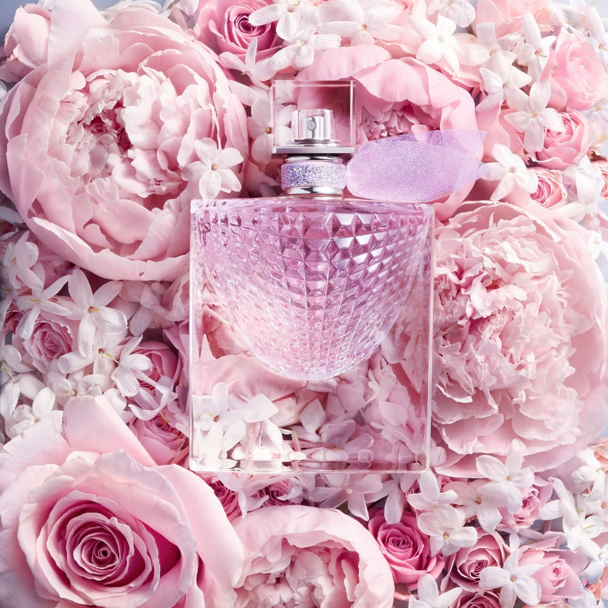 Туалетная вода floral. Парфюмерная вода Lancome la vie est Belle Flowers of Happiness. Lancome la vie est Belle цветы. Lancome la vie est Belle Flowers of Happiness 75 ml. Новый аромат парфюма la vie est Belle ланком.