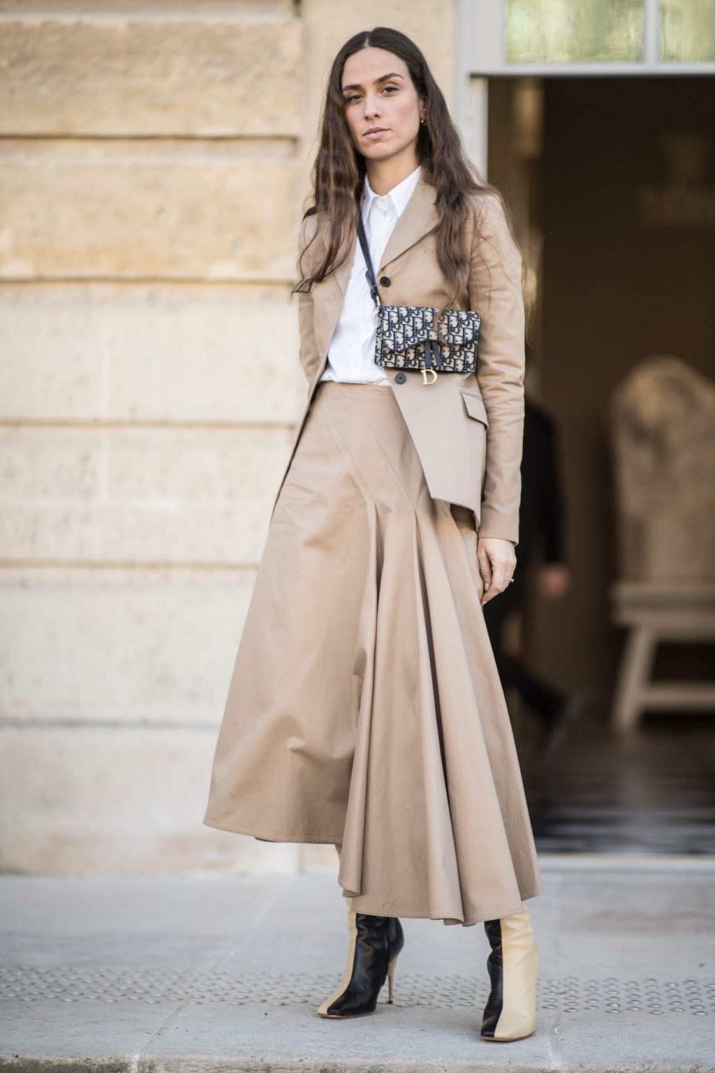 street style tuần lễ thời trang paris màu be