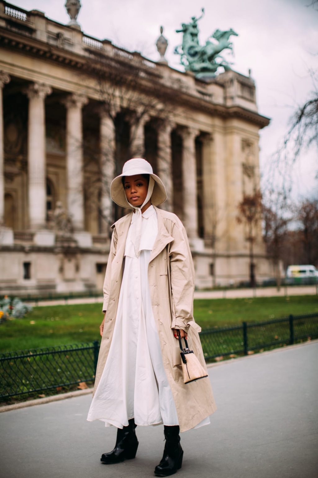 street style tuần lễ thời trang paris màu be 2