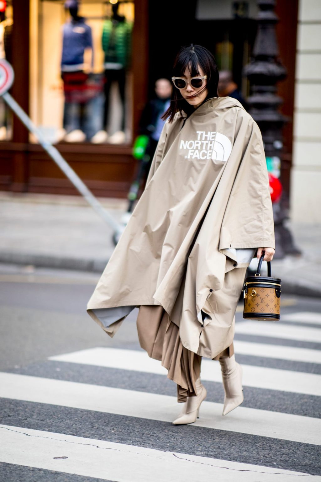 street style tuần lễ thời trang paris màu be 3