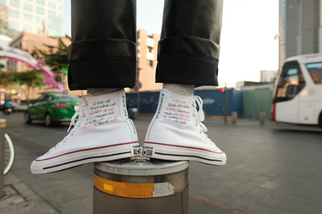 Mượn giày Converse để trả lời cho câu hỏi "Như thế nào là con gái?" 4