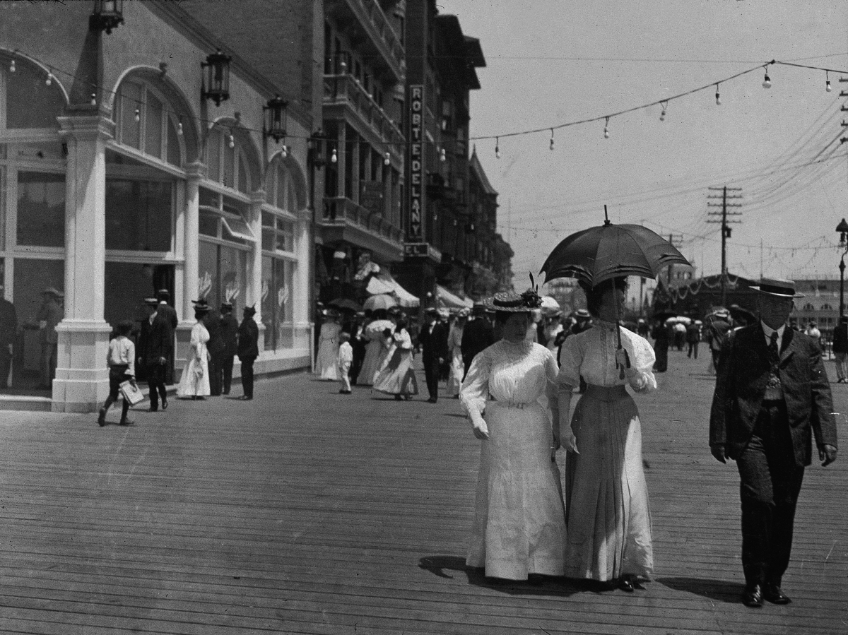 Khách du lịch đi bộ dọc bờ biển và mua sắm ở đảo Coney, Brooklyn, New York năm 1897