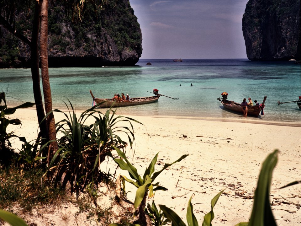 Những chiếc thuyền đánh cá bên bãi cát trắng lấp lánh ở vịnh Maya, Koh Phi Phi, miền Nam Thái Lan