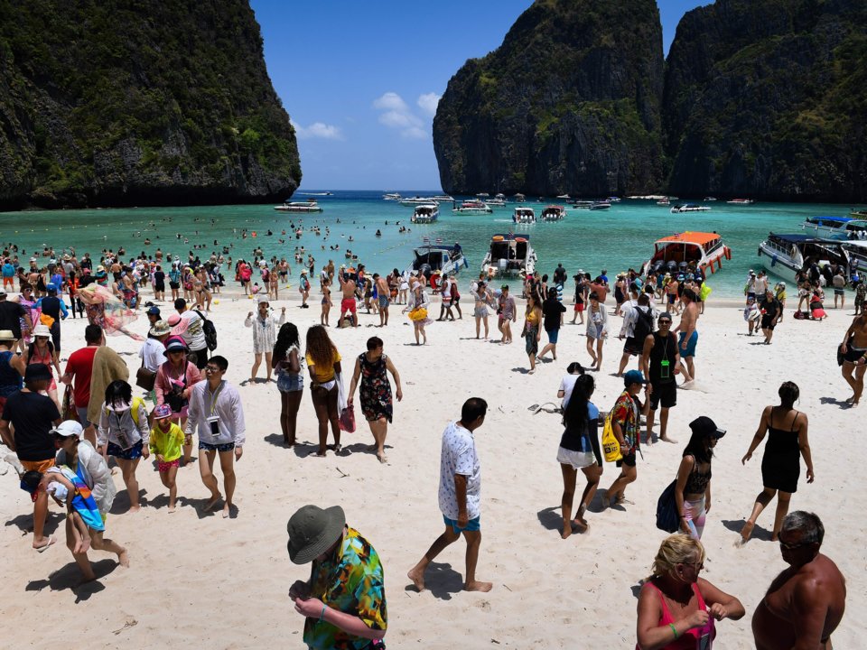 Đám đông du khách tại vịnh Maya, Koh Phi Phi, miền Nam Thái Lan