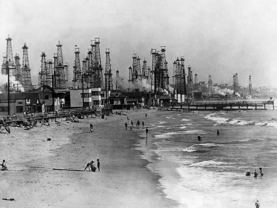 Các giếng dầu tại bãi biển Venice năm 1931