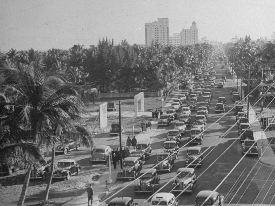 Giao thông trên đại lộ Collins Ave.