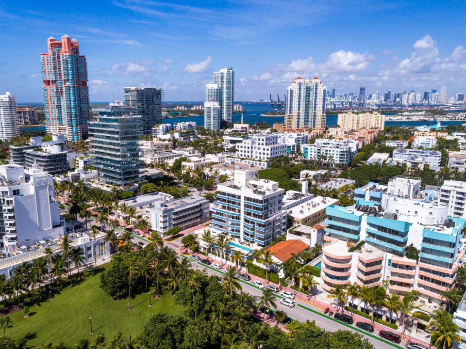 Đường chân trời của bãi biển Miami đặc kín các căn hộ và khách sạn