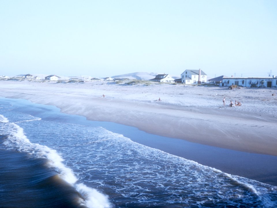 Người dân tắm nắng bên bãi biển nổi tiếng Outer Banks