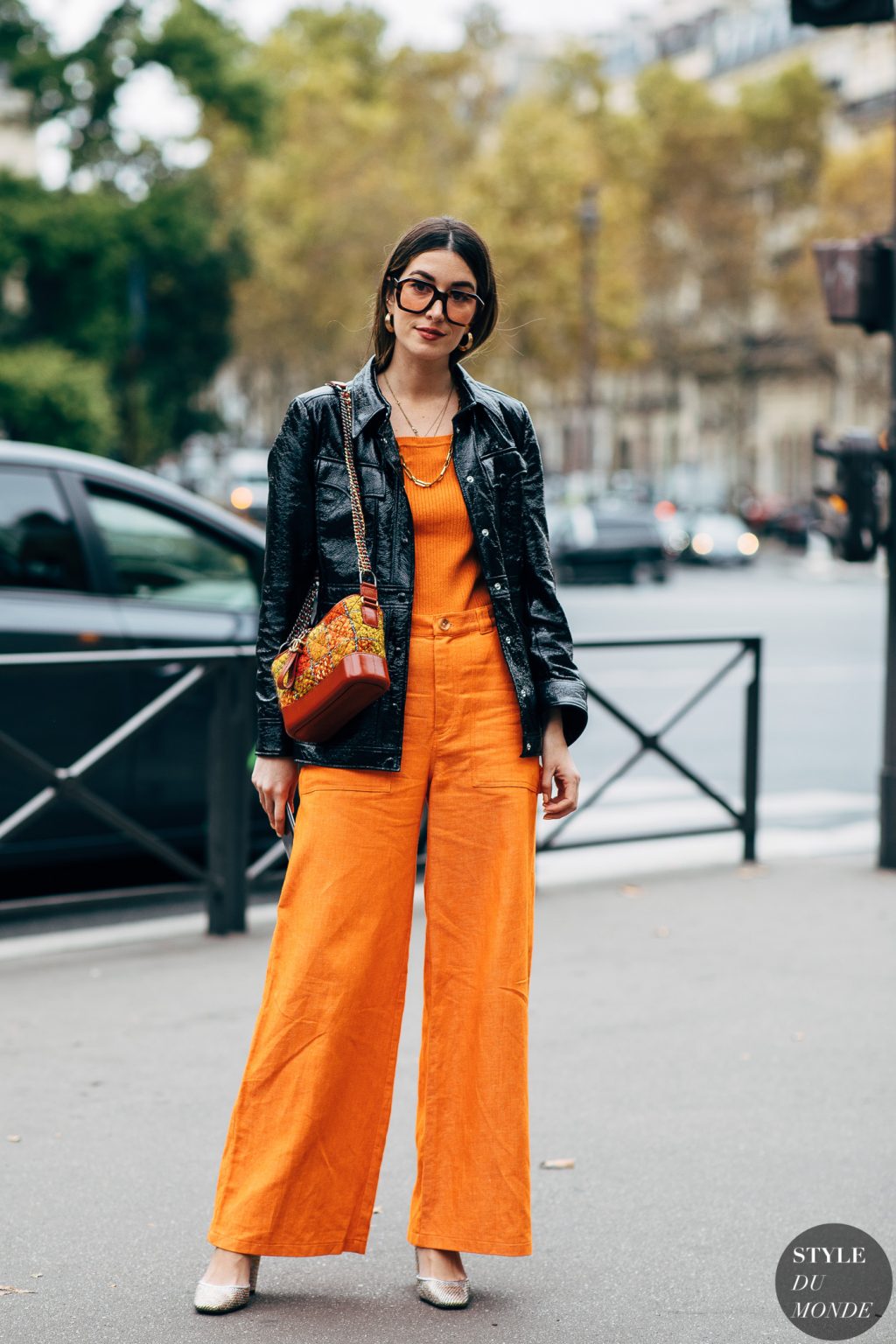 fashionista diện jumpsuit và kính mát mùa Hè màu cam