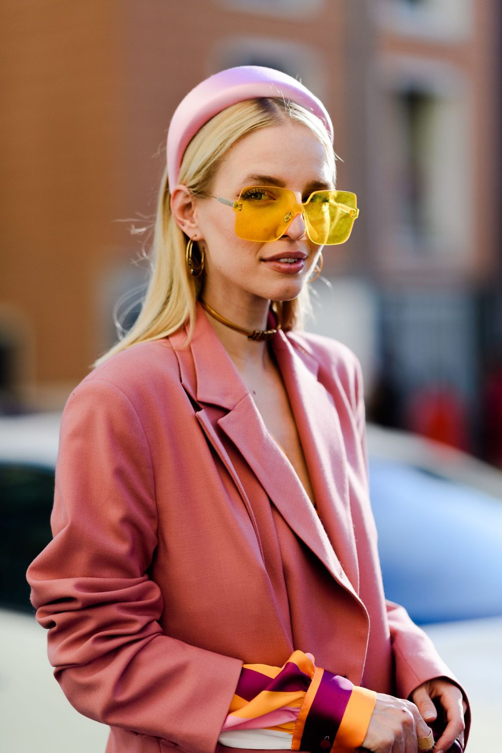 fashionista diện trang phục màu hồng và kính mát mùa Hè màu vàng