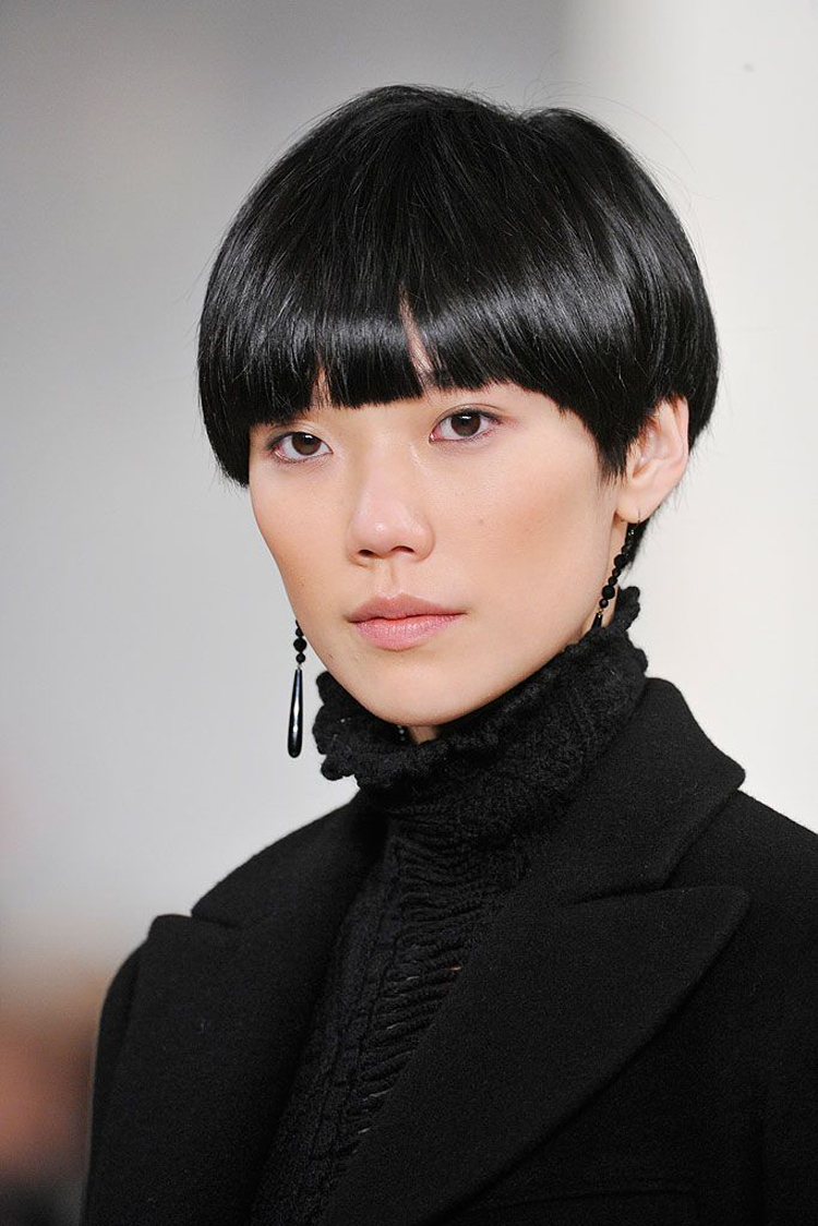 Tao Okamoto cá tính trong kiểu tóc Pixie.