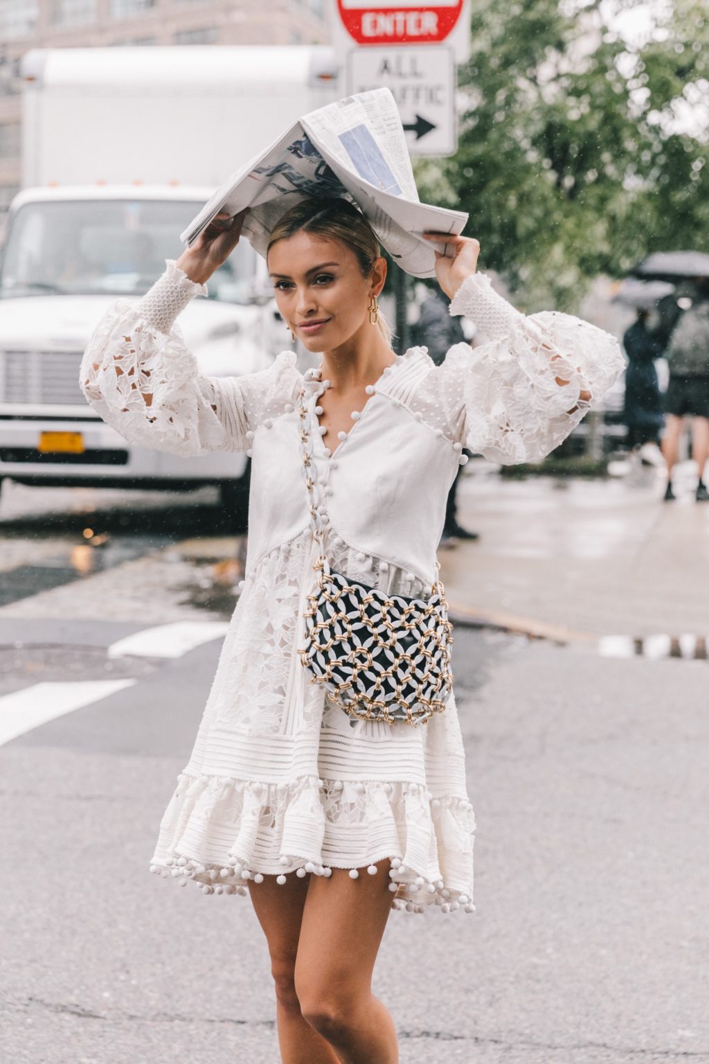túi đeo chéo đính đá và đầm màu trắng phong cách thời trang Pháp