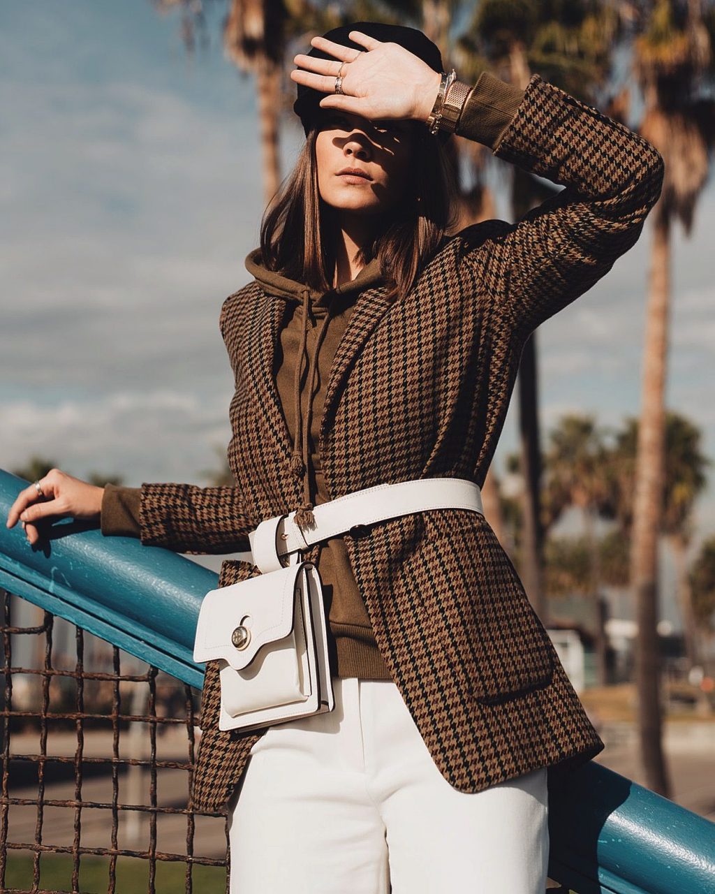cô gái mặc áo blazer kẻ ô màu nâu và belt bag trắng