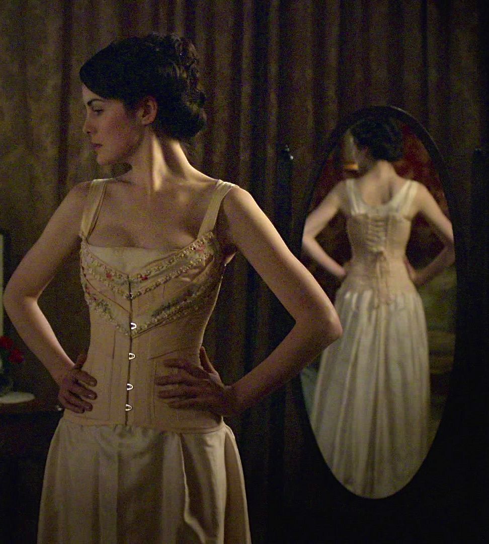 corset hình chữ S là thiết kế thời trang thịnh hành thời vua Edward VII