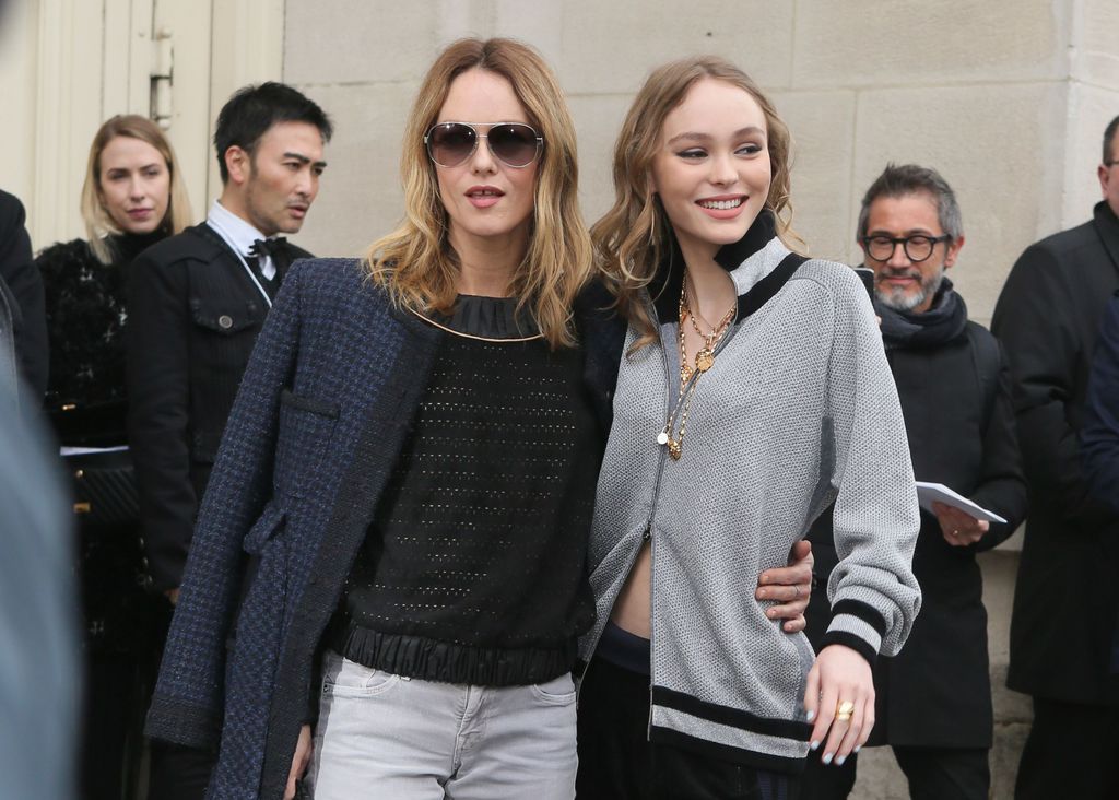 Vanessa Paradis và Lily-Rose Depp dự show thời trang