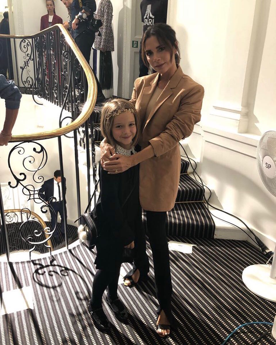 Victoria Beckham ôm Harper Beckham