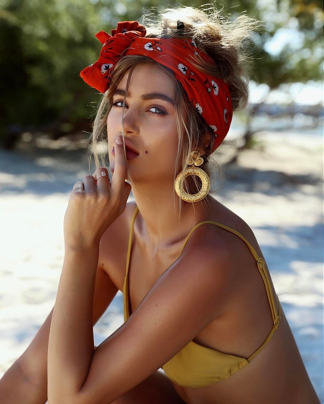 khăn turban diện cùng bikini và hoa tai to bản