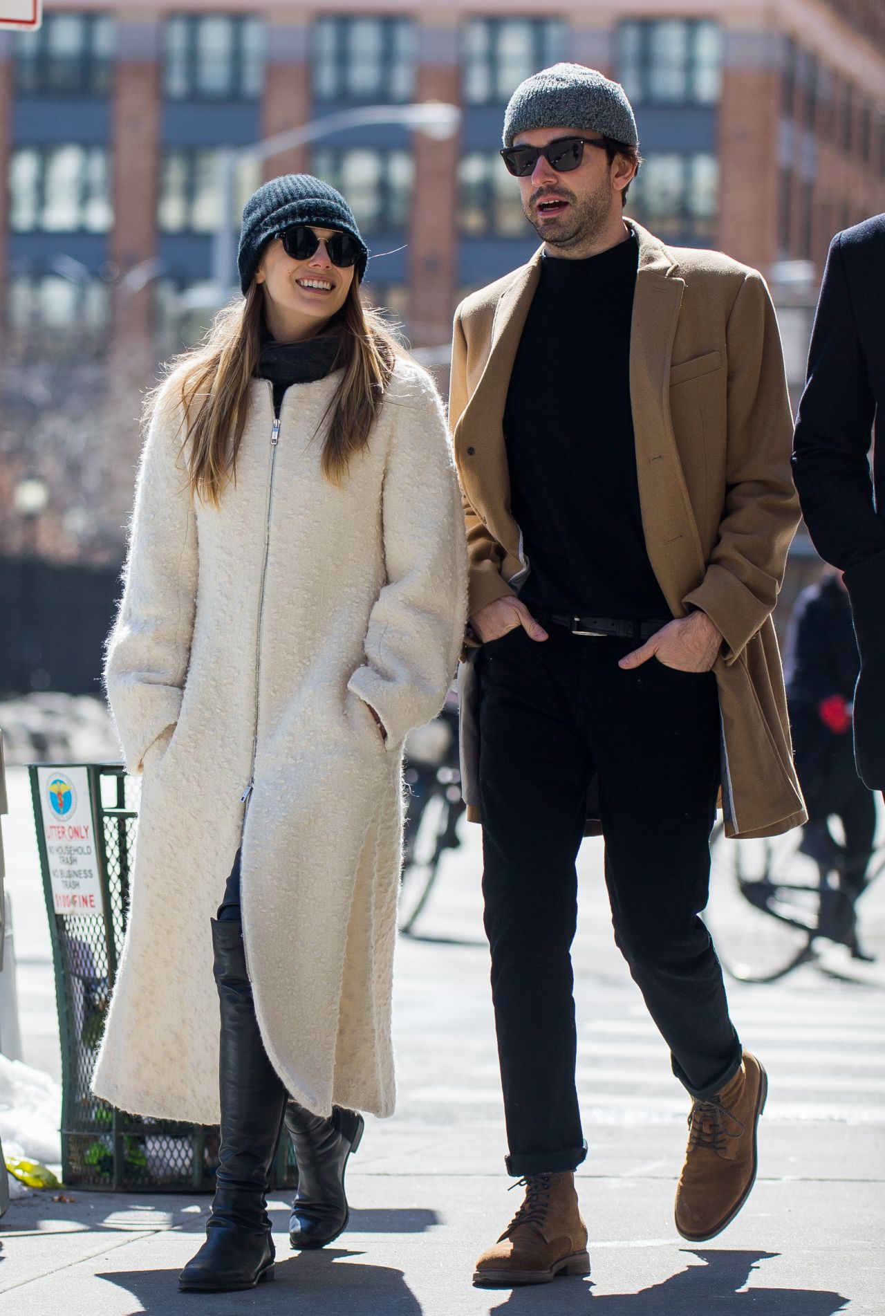 Elizabeth Olsen dạo phố cùng Robbie Arnett